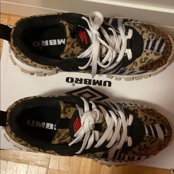 Umbro Bumpy Sneakers - size 7 women’s - Brand new - Picture 5 of 8